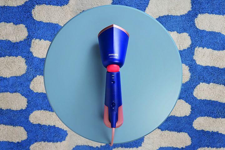 شاهد كيفية عمل أداة كوي الملابس البخارية المحمولة باليد من السلسلة 5000 من Philips